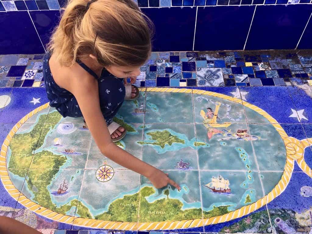 Sara contando las islas que hemos conocido en el Caribe.