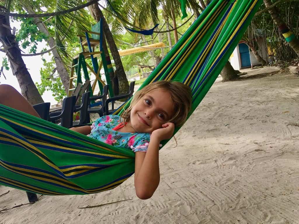 Mia acostumbrándose a la mala vida.