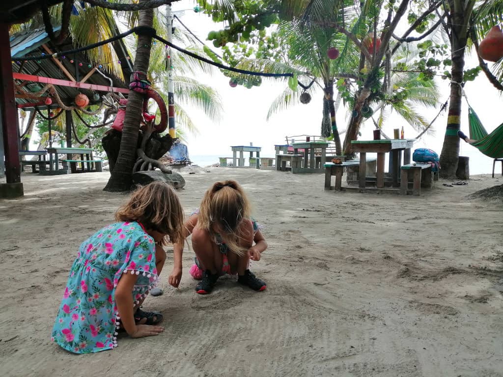 Sara y Mia jugando con un cangrejo ermitaño.