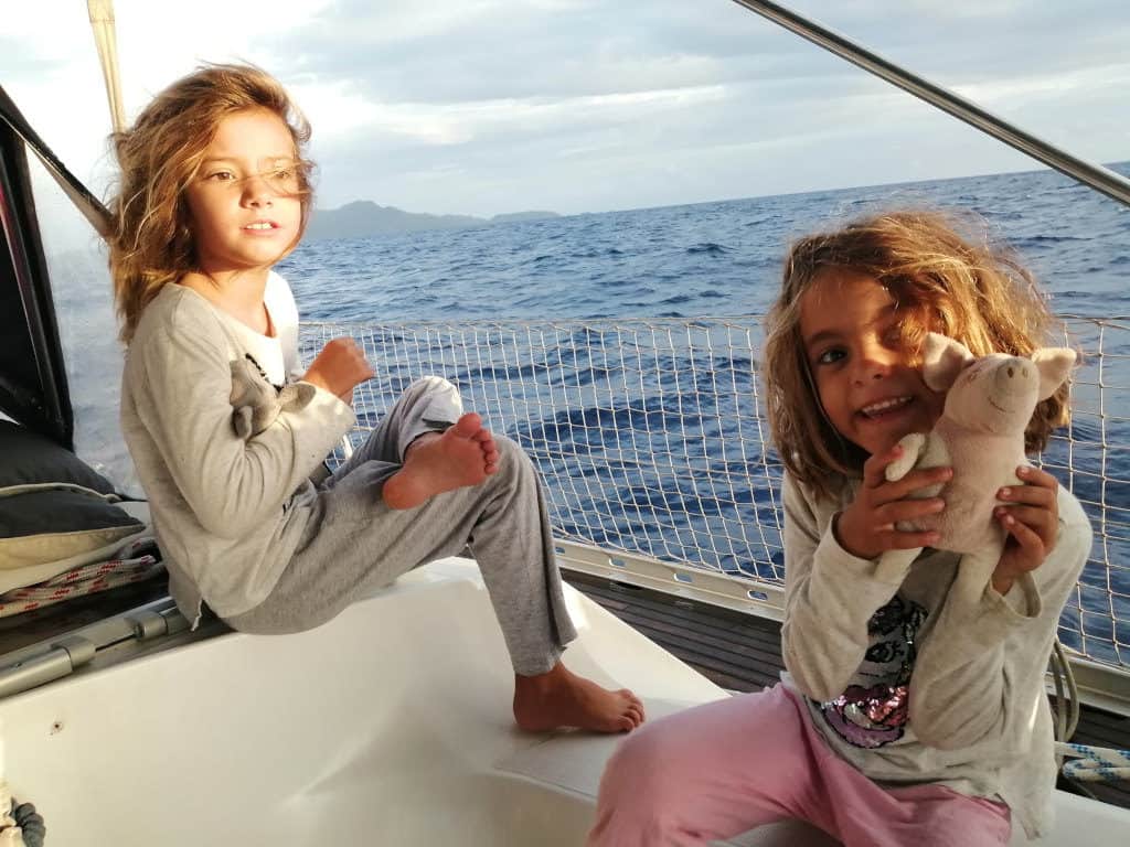 Mia con uno de los muchos peluches que tenemos a bordo.