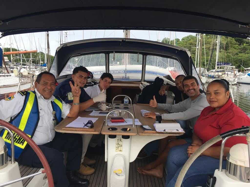 Realizando los tramites de llegada a Panamá. Buena Gente!