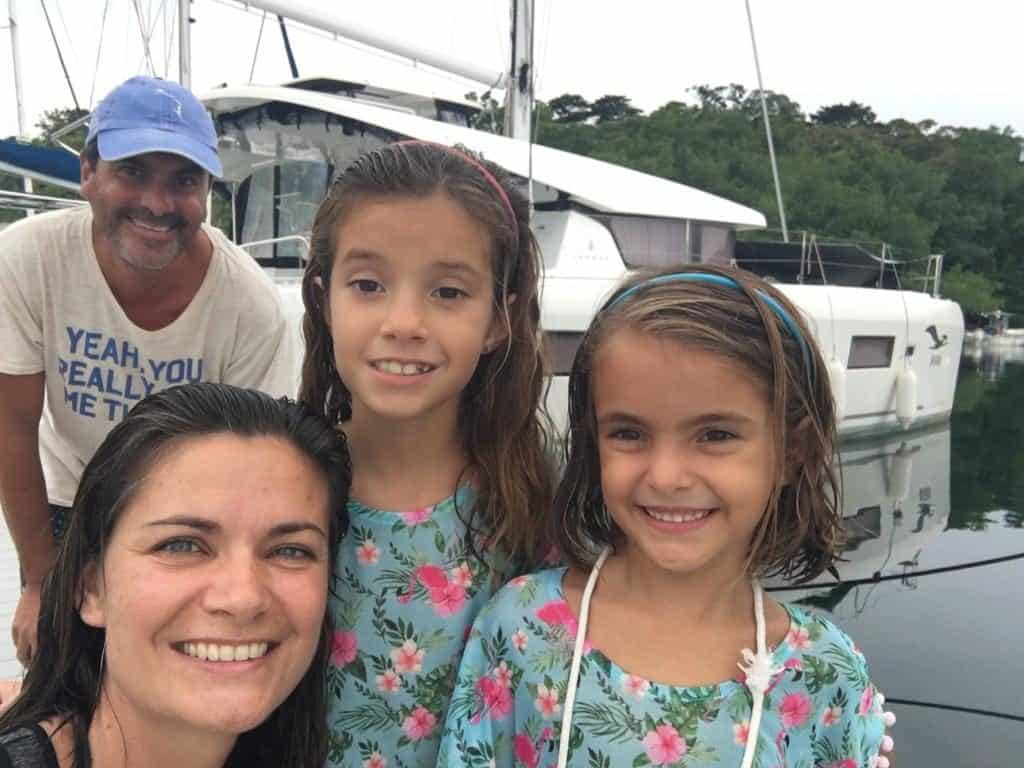 Foto de Familia con el Catamarán de los amigos brasileños al fondo.