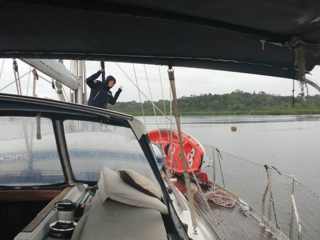 Maria preparando el barco para amarrar y cantando bajo la lluvia.