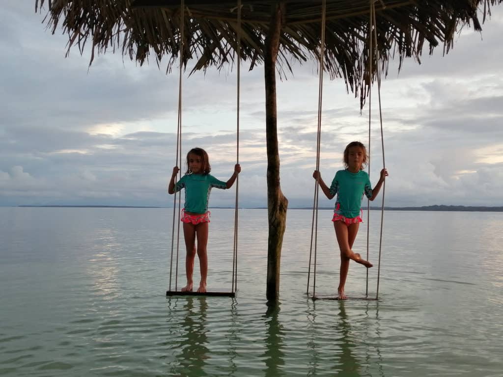 Sara y Mia jugando en Playa Azul.