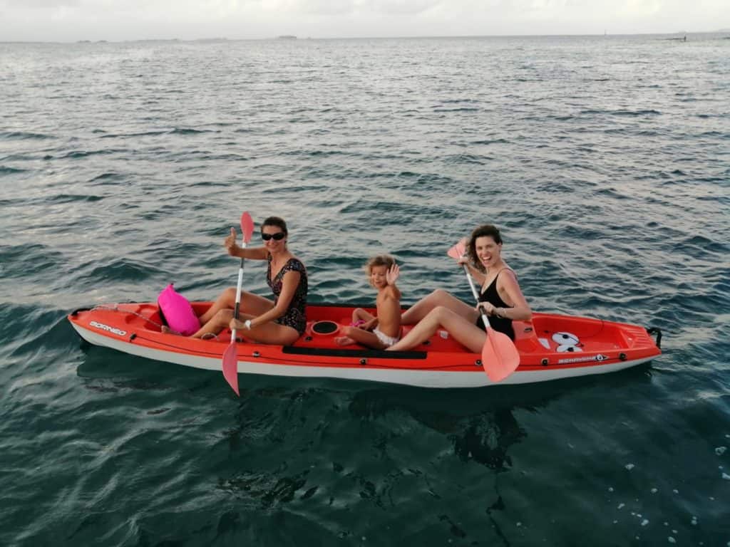 Las Marias y Sara bajando a tierra.