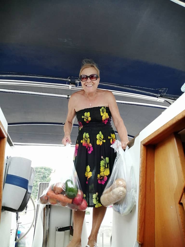 La mami tras realizar la compra en la tienda de la marina.