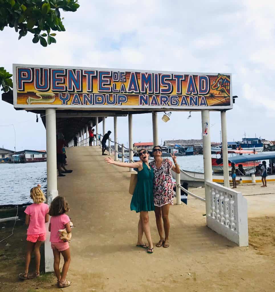 Las Marias en el puente que une Narganá y Corazón de Jesús.