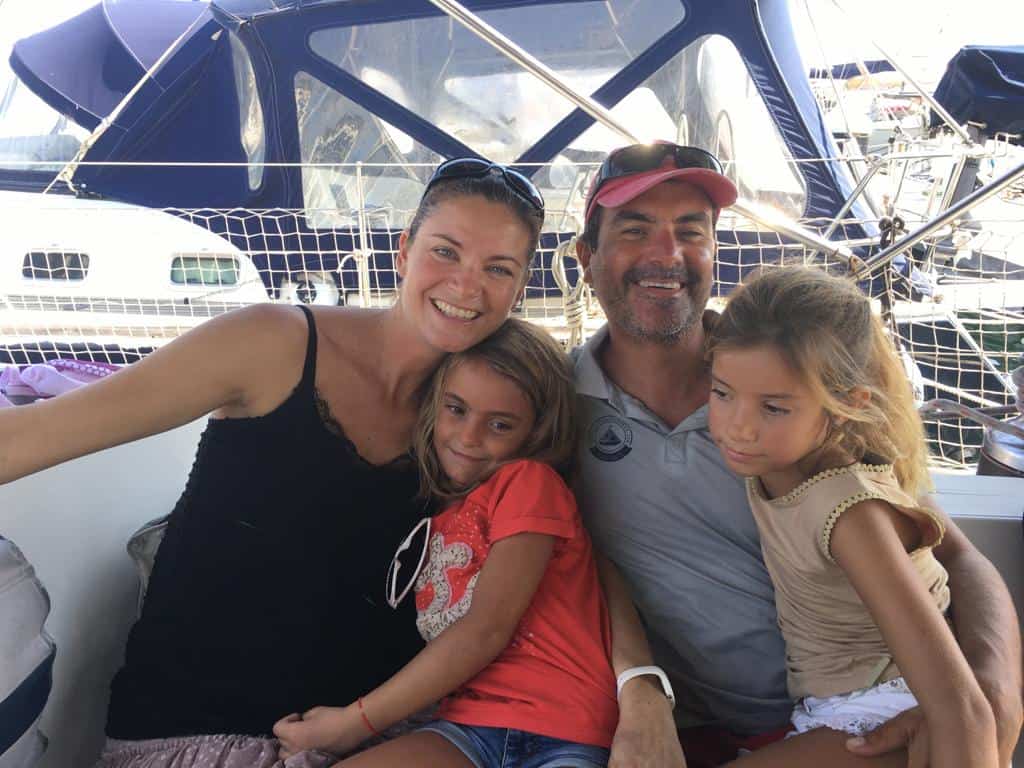La familia a bordo del Saramia.