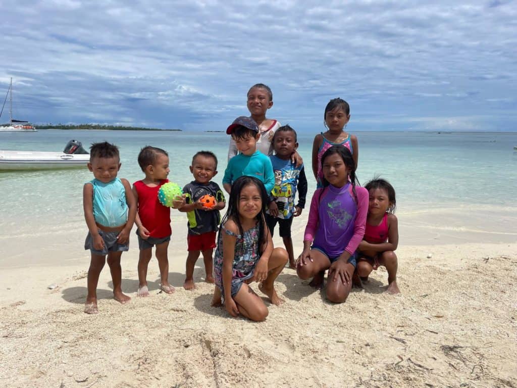 Erik haciendo amigos en Holandeses.