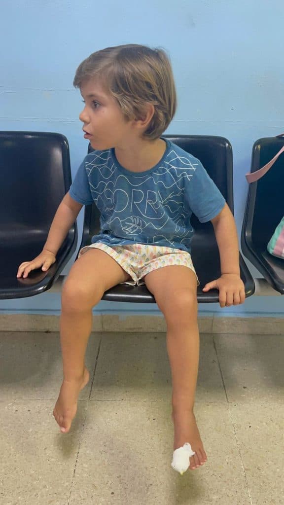 Erik visitando el hospital por tener una astilla en la uña.