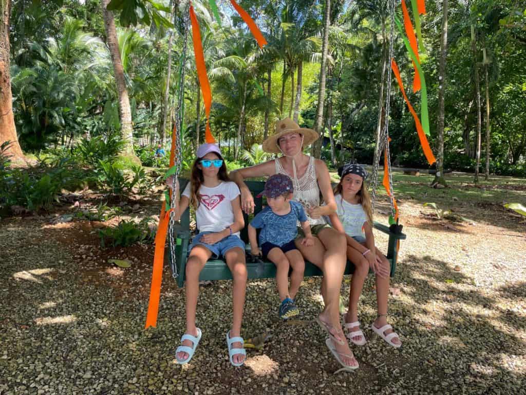 La familia descansando después de visitar el Fuerte San Fernando.