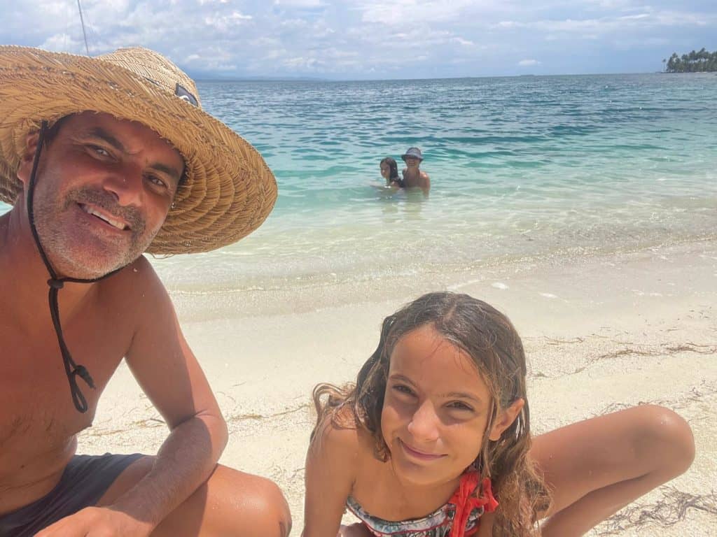 La familia pisando por última vez Cambombia. Nuestra casa durante muchos meses en San Blas.