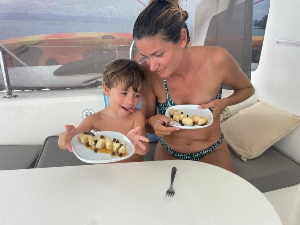 La Mami y Erik disfrutando de su banana con chocolate.