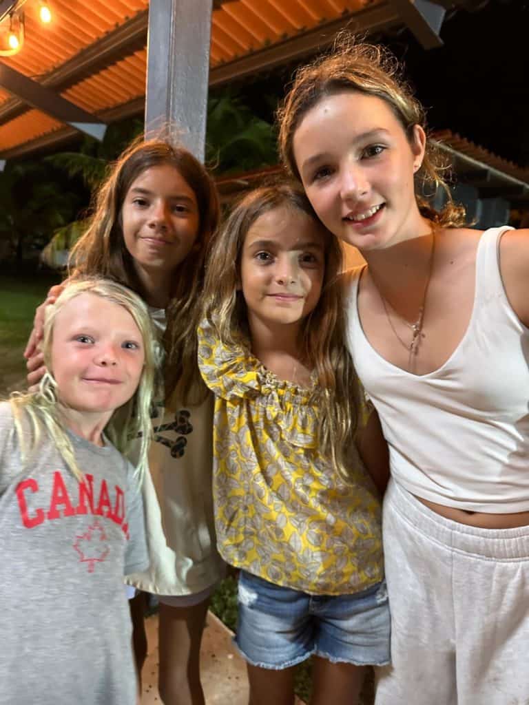 Sara y Mia con las amigas.