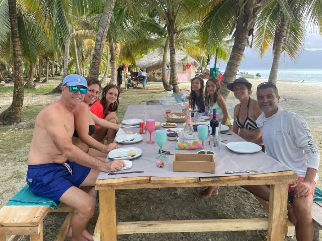 Comiendo con los primeros clientes de la temporada.