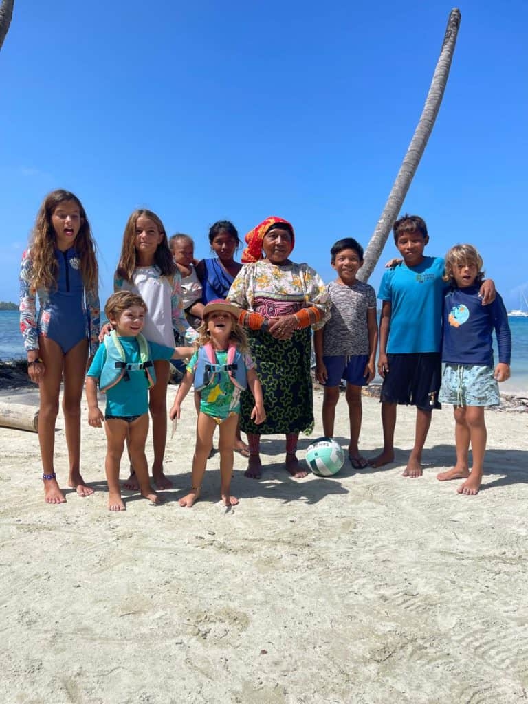 La tropa con la abuelita Kuna.