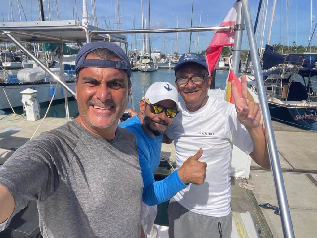 Los dos ayudantes para el cruce del canal.