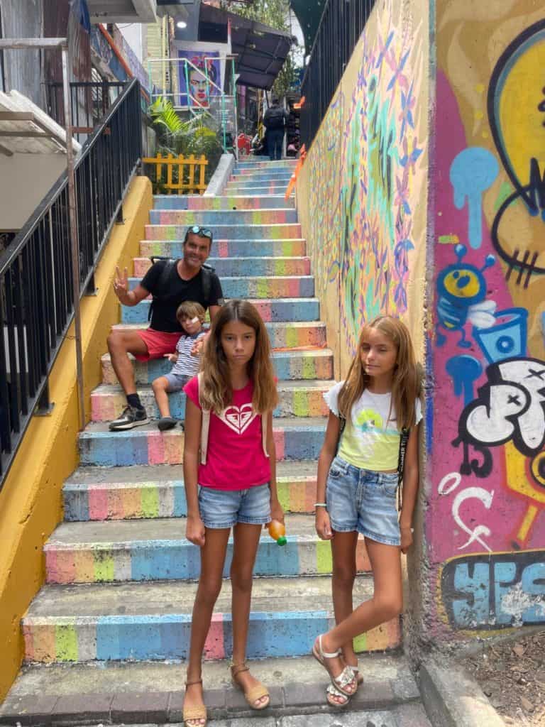 En las escaleras de Comuna 13. Medellín.
