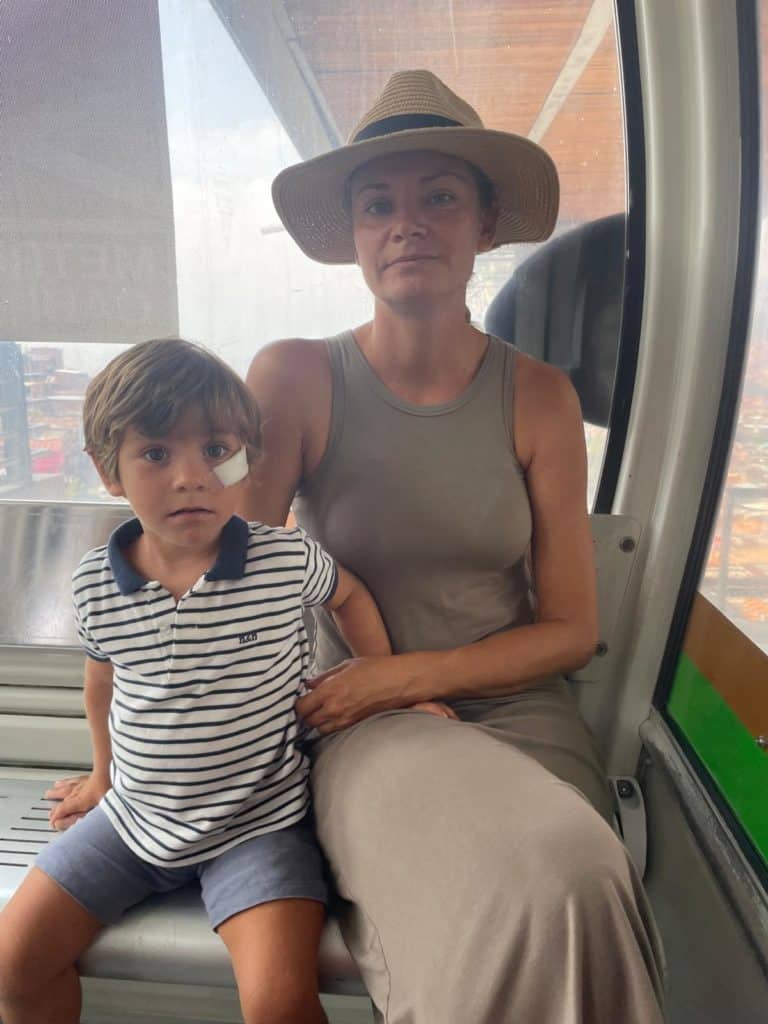 Maria y Erik en el Teleferico de Medellín.