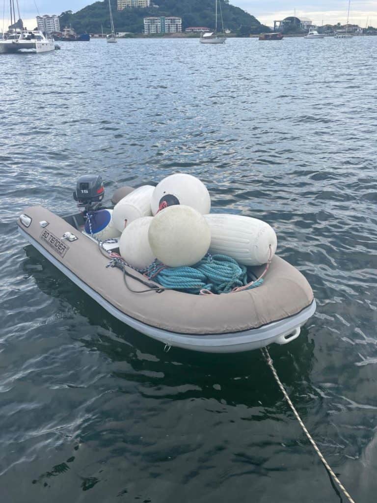 Defensas y amarras el día después de cruzar el canal.