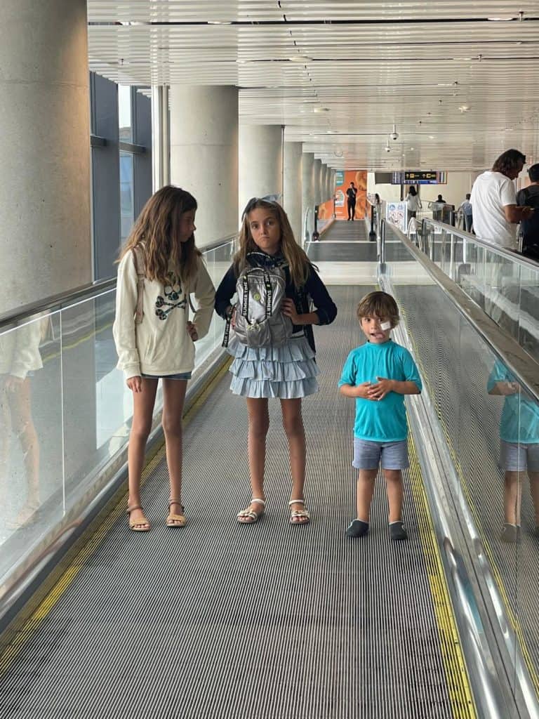 En el aeropuerto con destino Medellín.
