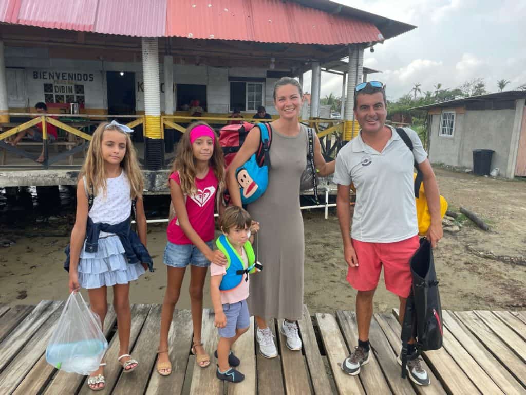 En el puerto de Cartí tras dejar el barco en San Blas.