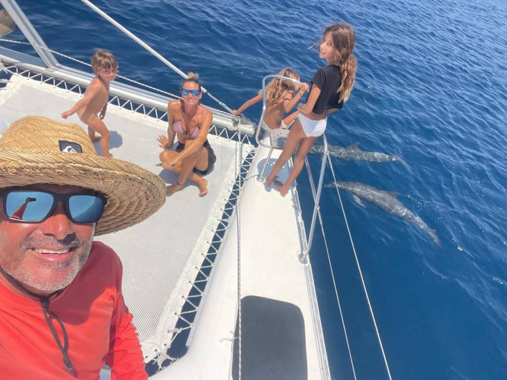 Navegando con delfines rumbo a Holandeses.