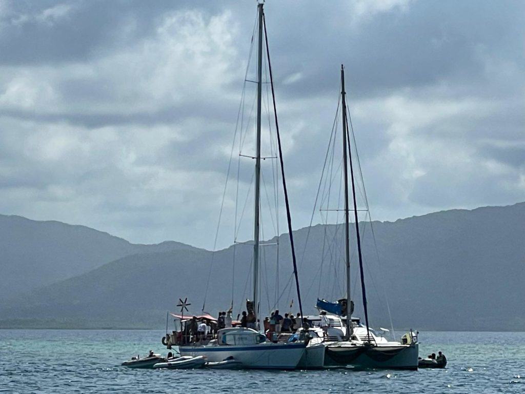 El barco de Ian y Aldo convertidos en improvisados tanatorios.