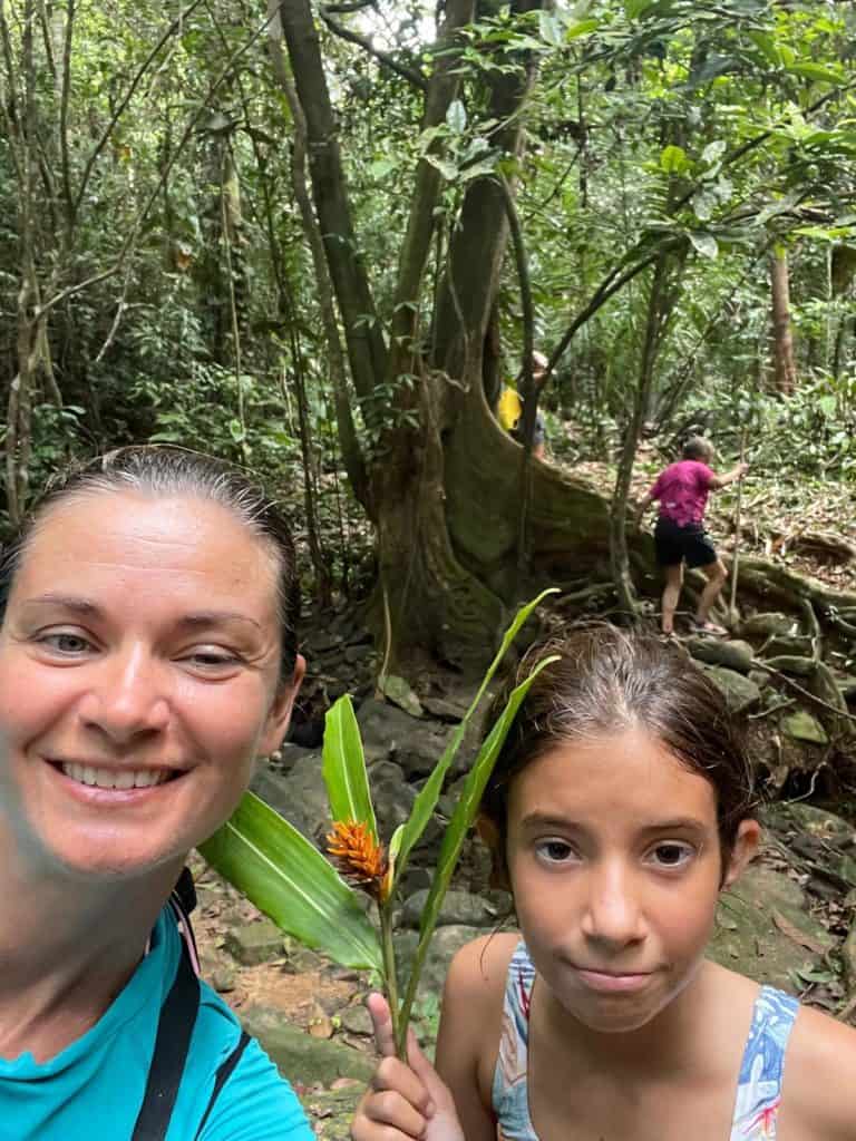 Sara y Maria en la selva.