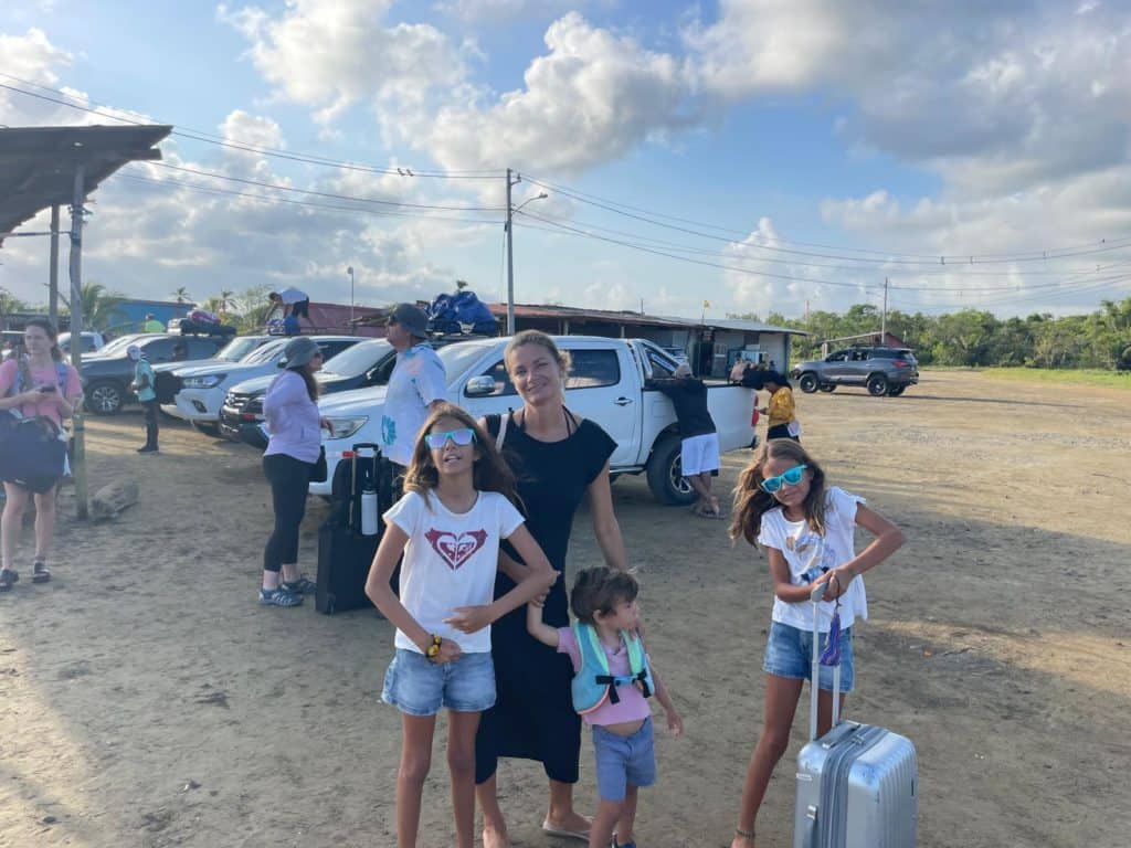En el puerto de Cartí esperando el 4x4 que nos lleve hasta Panamá.