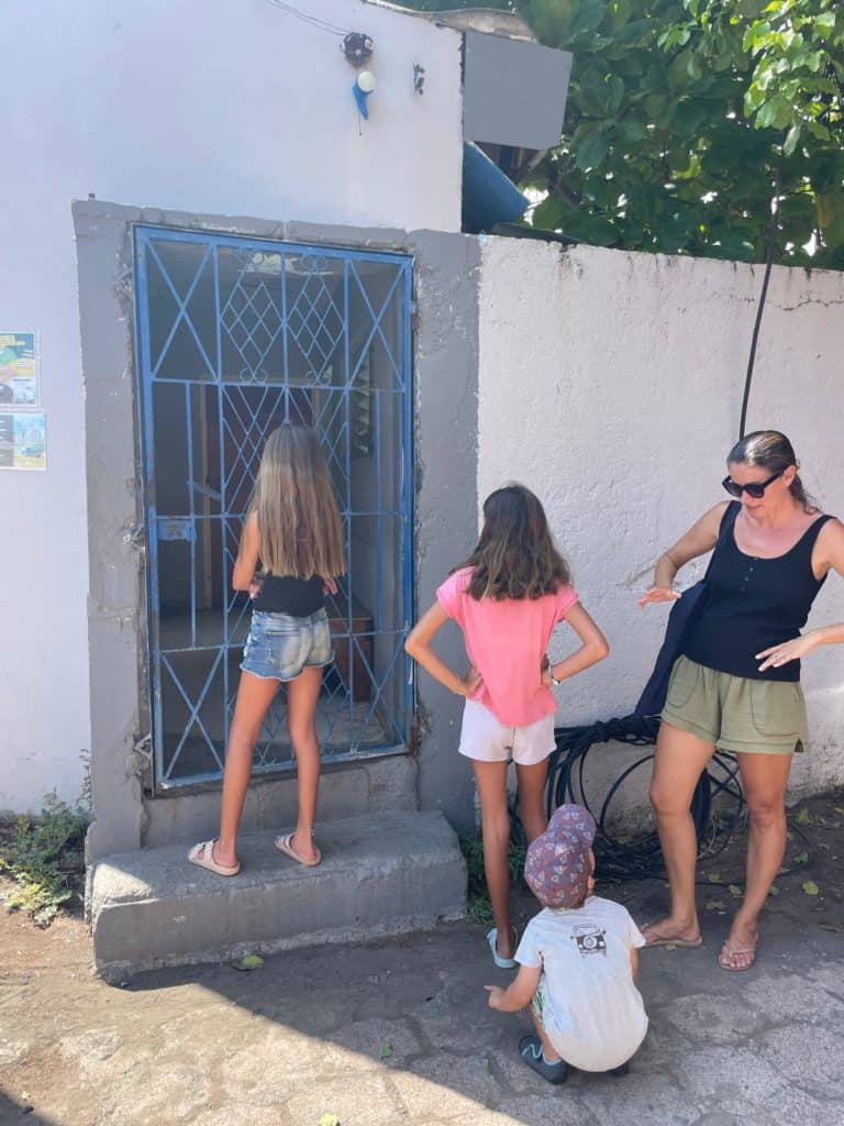 En las puertas de la Autoridad Marítima de La Unión.
