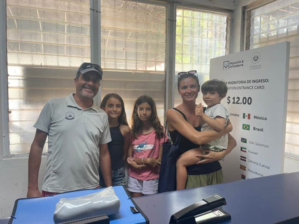Foto en la oficina de Inmigración de La Unión.