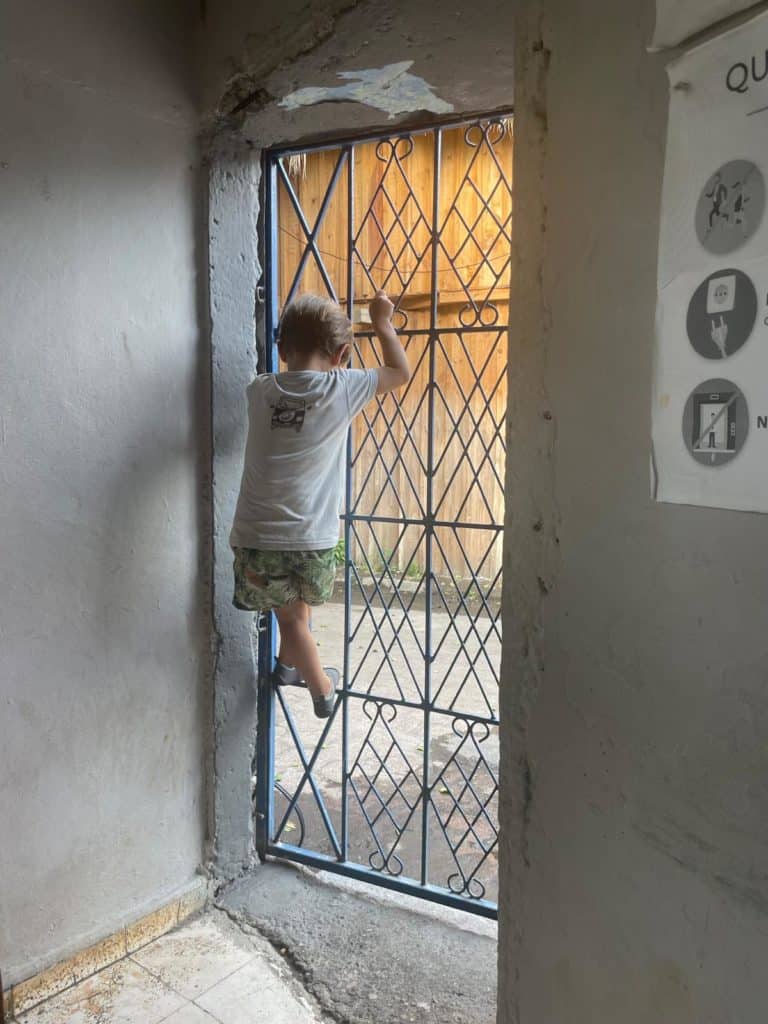 Erik en la oficina de la autoridad maritima.