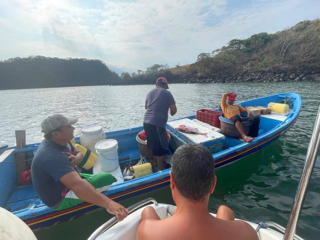 Comprando pescado a los locales.
