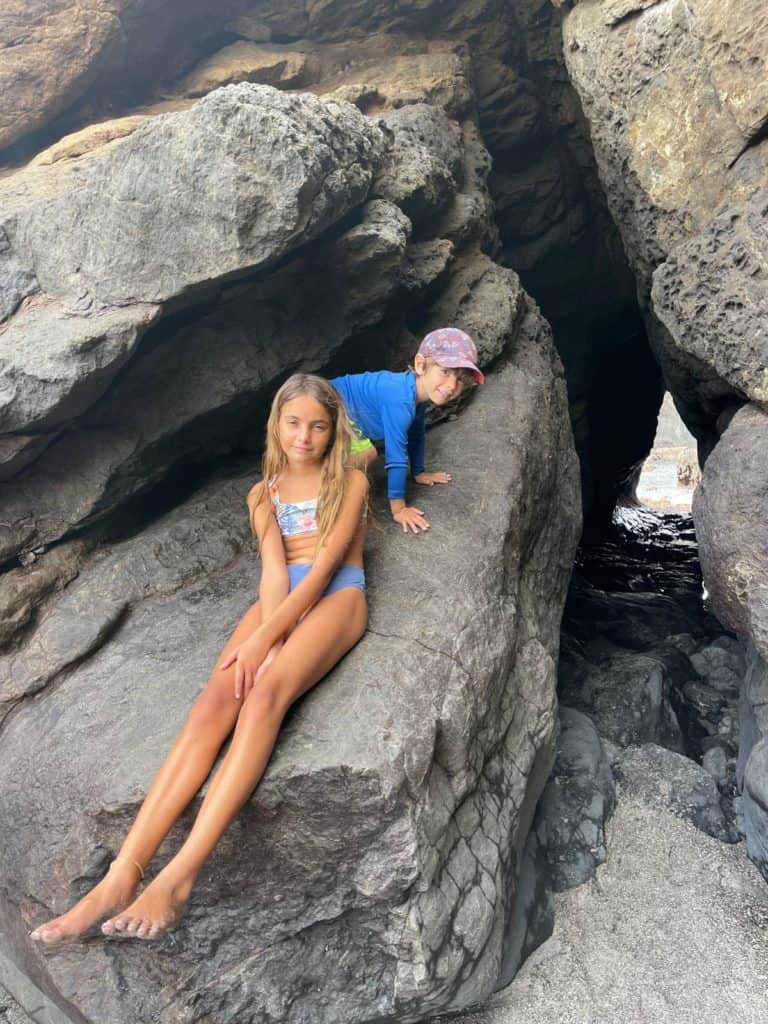 Erik y Mia en la cueva de Playa Pochote.