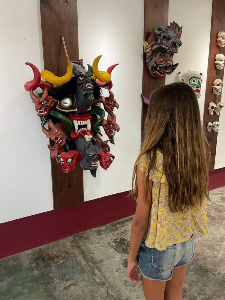 Mia tratando de entender el diseño de la mascara.