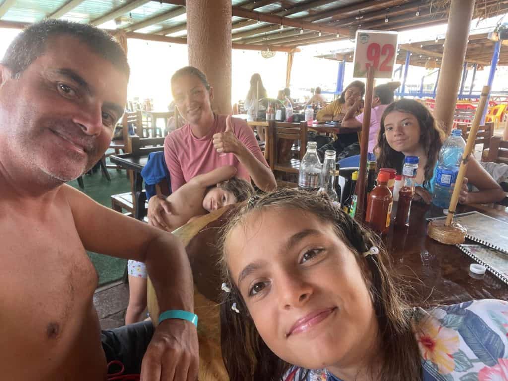 Comiendo en Papanoa.