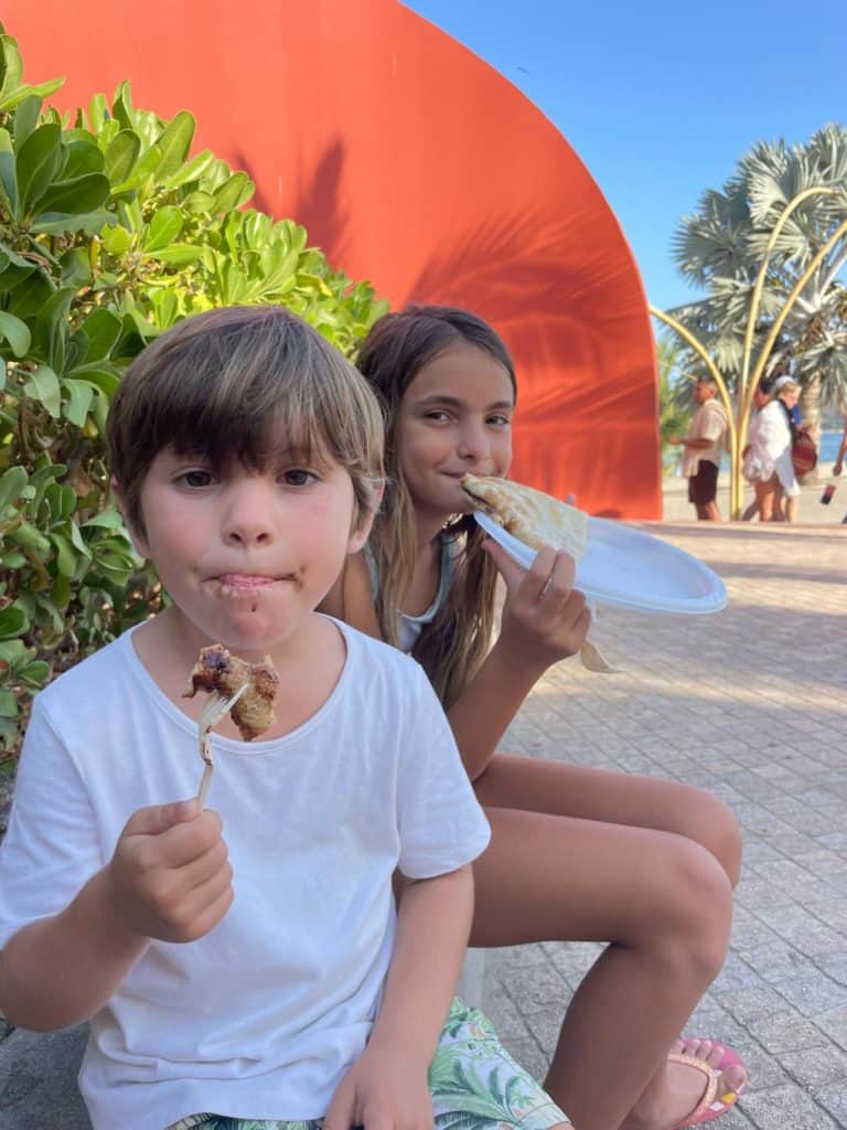 Degustando los crepes callejeros de Zihuatanejo.