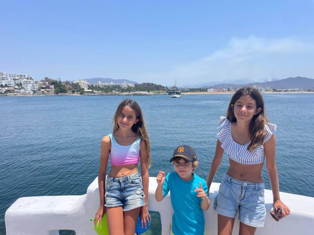 Marina las Hadas con el NÏU de fondo.