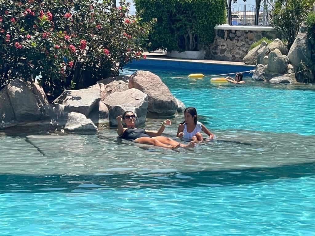 De Chill en la piscina del Hotel las Hadas.