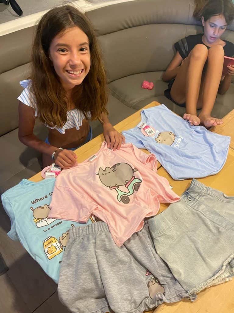 Feliz con sus regalos de cumpleaños.